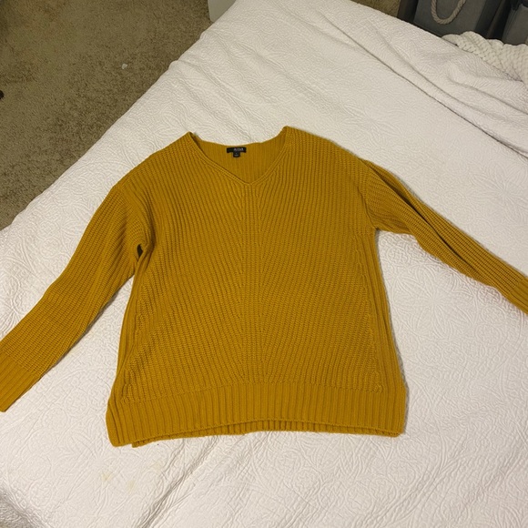 Mustard v-neck sweater - Picture 2 of 5